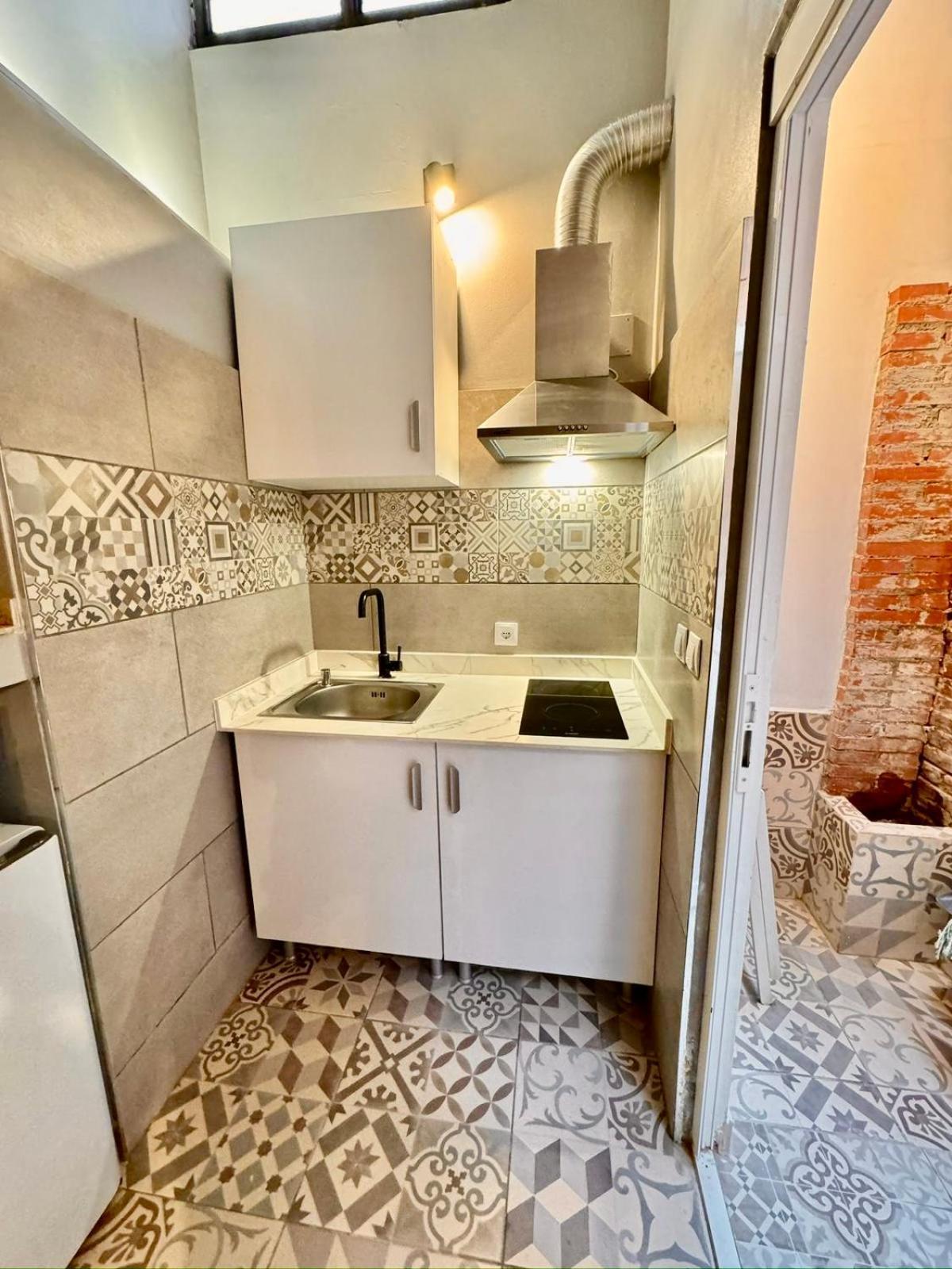 Estudio Nuevo! Al Lado Del Metro L1 L4 L5 Barcelona
