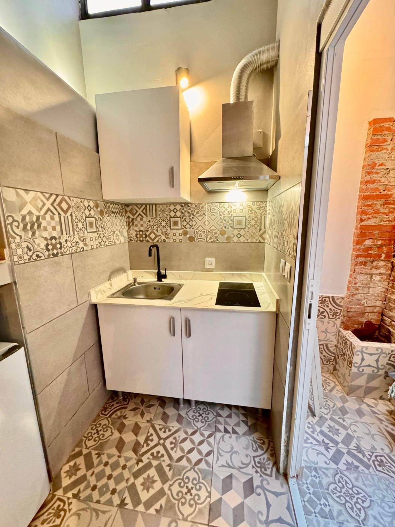 Estudio Nuevo! Al Lado Del Metro L1 L4 L5 Barcelona