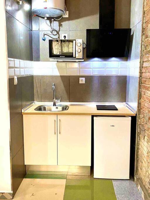 Estudio Nuevo! Al Lado Del Metro L1 L4 L5 Barcelona