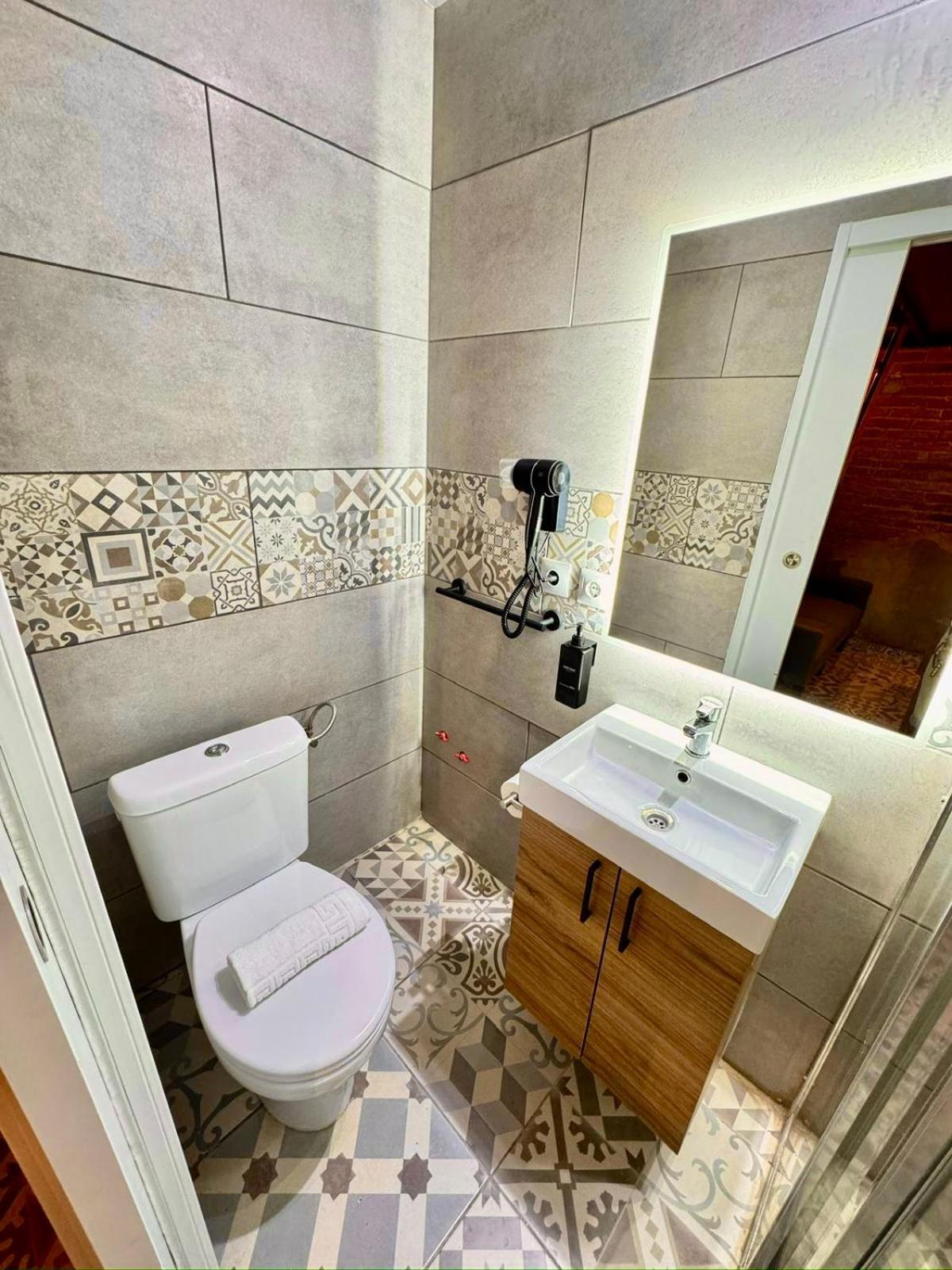 Estudio Nuevo! Al Lado Del Metro L1 L4 L5 * Barcelona